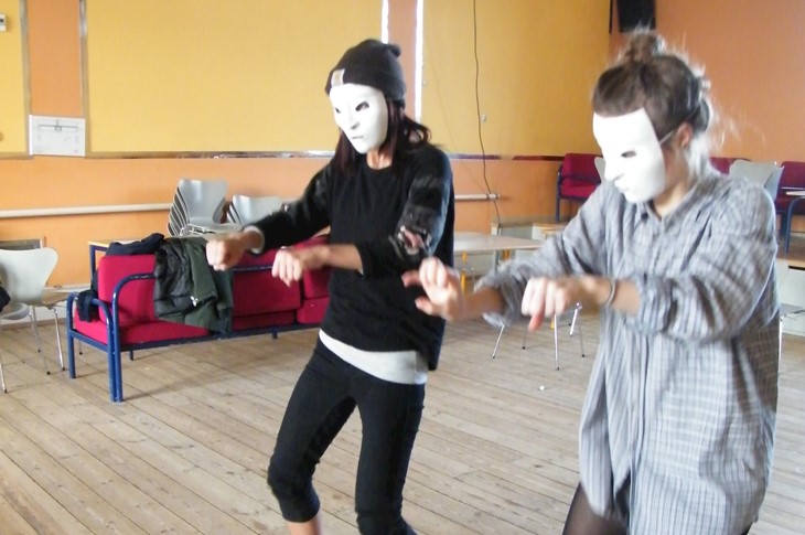 Drama - piger danser med hvide masker