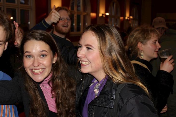 Smilende piger til fredagscafe