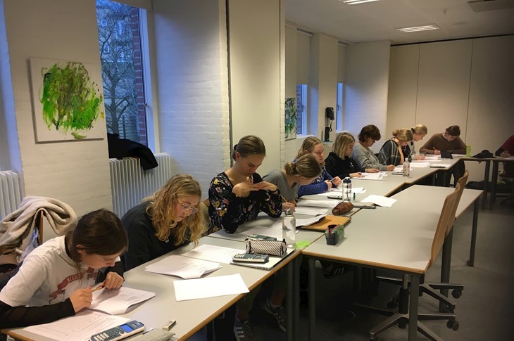Geografielever i gang med at løse opgaver ved geografiolympiaden