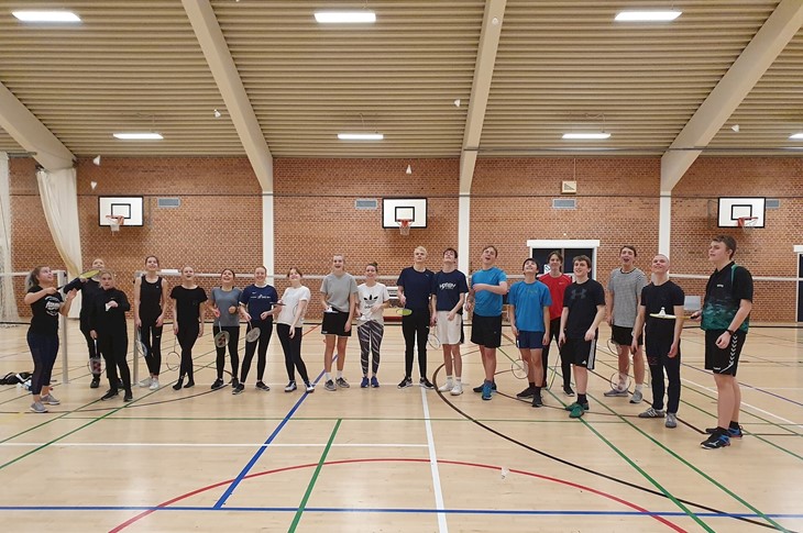 18 badmintonspillere stillet op til fotografering i Idrætshallen