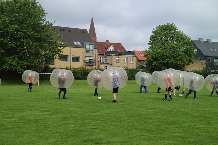 Sidste skoledag. Fodboldkamp i bobler.