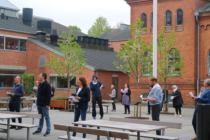 Lærernes råbekor i skolegården ved sidste skoledag