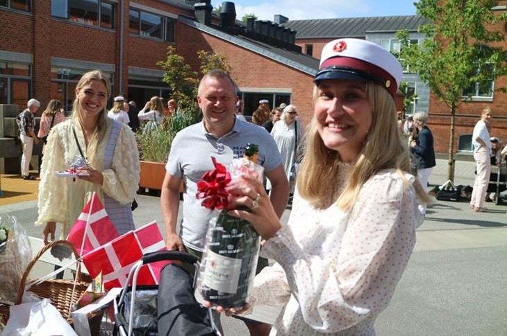 Student med champagneflaske
