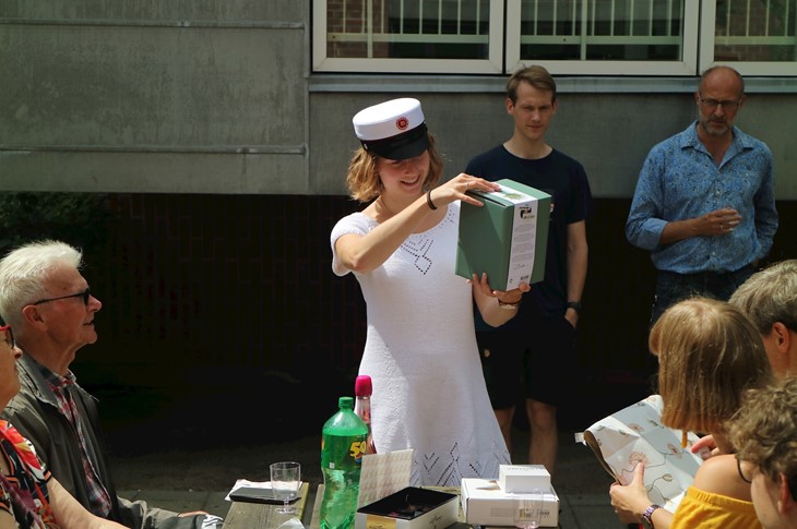 Student pakker gaver op