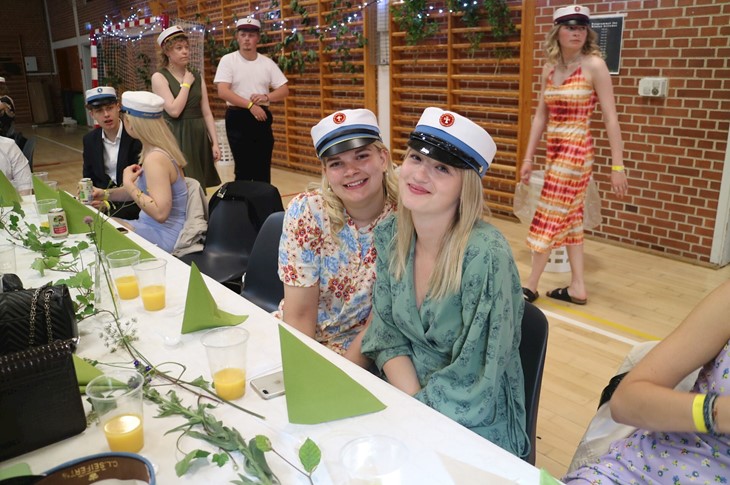 2 hfere ved bordet til gallafesten