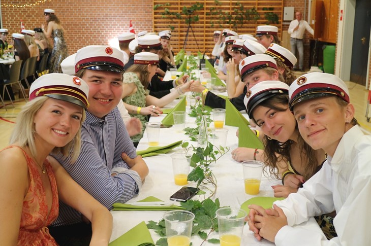 studenter ved spisebordet