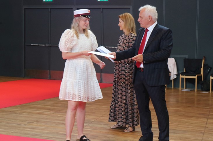 Stx student modtager eksamensbevis af rektor