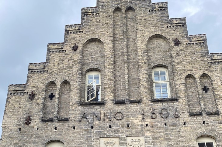1q foran Helligåndsklosteret i Aalborg