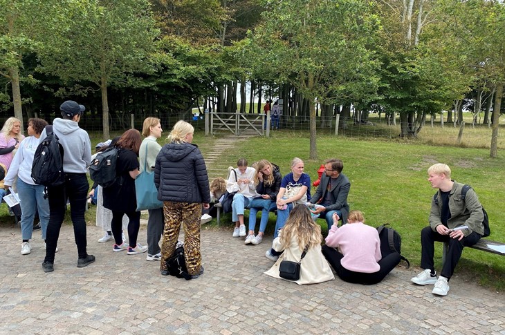 hf-elever uden for Lindholm Høje Museet
