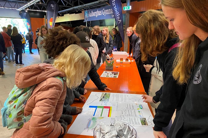 3.g biologielever ved deres stand på Naturvidenskabsfestivalen i Zoo