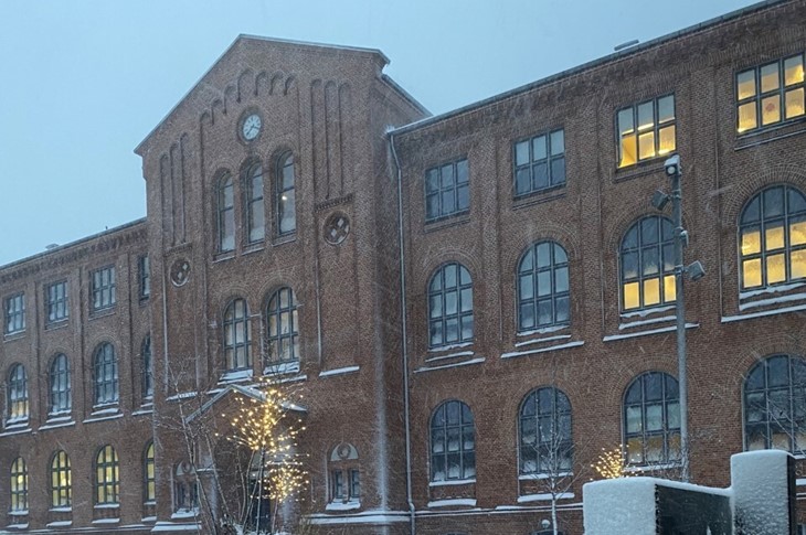 Skolegården i snevejr