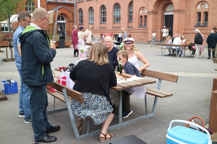 Nybagt student i skolegården fejres af familien