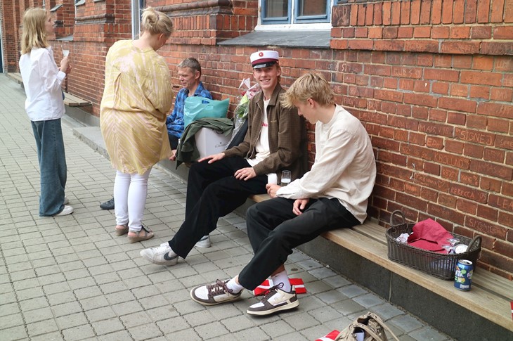 Nybagt student i skolegården