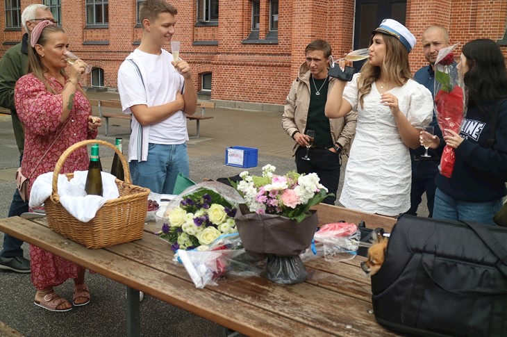 Der skåles i champagne.