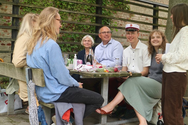 Nybagt student hygger med famlien